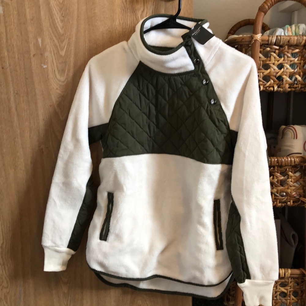 New with tags Abercrombie and Fitch pull over